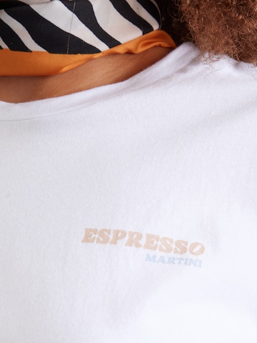 T-shirt 'PCALIFI FASTTRACK' PIECES en blanc