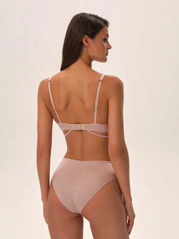 Panty 'Slip Olla, nahtlos, Streifenmuster, goldfarbene Details M' di ESOTIQ in beige