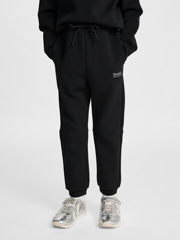 Effilé Pantalon de sport Hummel en noir : devant