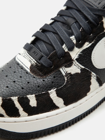 Baskets basses 'AIR FORCE 1 '07'' Nike Sportswear en noir