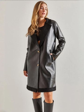 Cappotto invernale di Bianco Lucci in nero: frontale