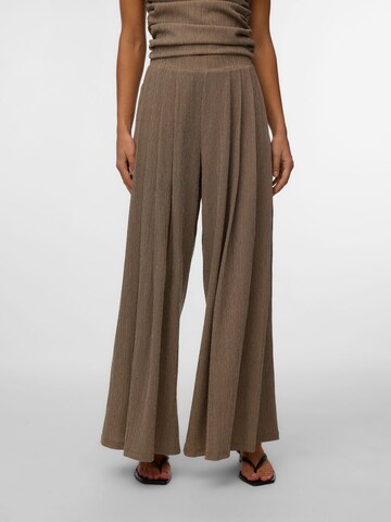 Wide Leg Pantalon à plis 'VMKAYLA' VERO MODA en marron : devant