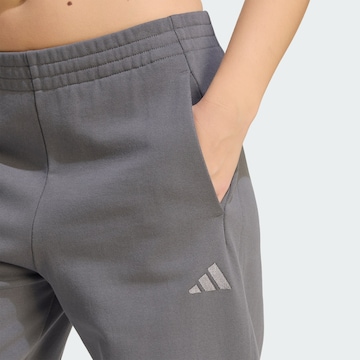 Loosefit Pantaloni sportivi di ADIDAS SPORTSWEAR in grigio