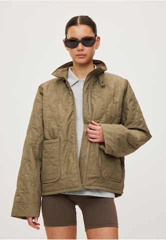 rethinkit studios Between-Season Jacket in Green: front