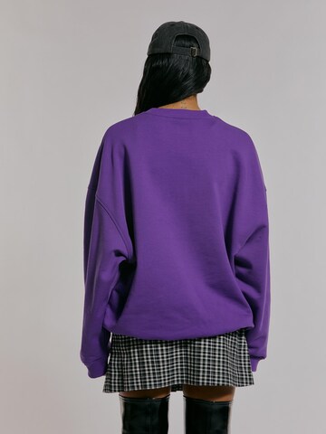 ABOUT YOU x Chiara BiasiSweater majica 'Costia' - ljubičasta boja