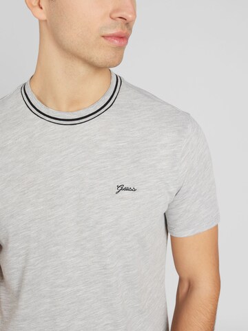 GUESS T-shirt 'VENTURA' i grå