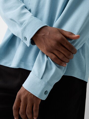 Coupe regular Chemise Bershka en bleu