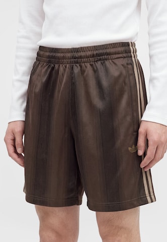 ADIDAS ORIGINALS - Regular Calças 'Adicolor' em castanho: frente