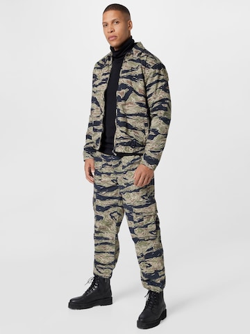 BDG Urban Outfitters Átmeneti dzseki 'TIGER CAMO' - zöld