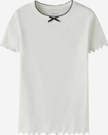 Tricou 'NKFFIONA' de la NAME IT pe alb: față