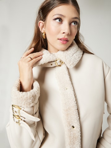 Veste mi-saison 'Ina' Hoermanseder x About You en beige