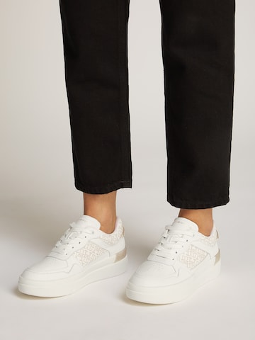 TOMMY HILFIGER Tenisky 'LUX' – bílá: přední strana