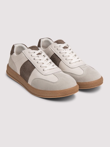 Pantofi de la Ombre pe alb