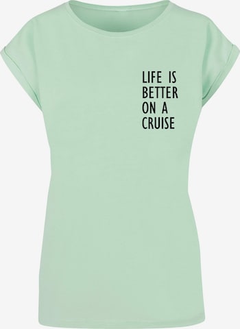 Merchcode T-Shirt 'Life Is Better' in Grün: predná strana