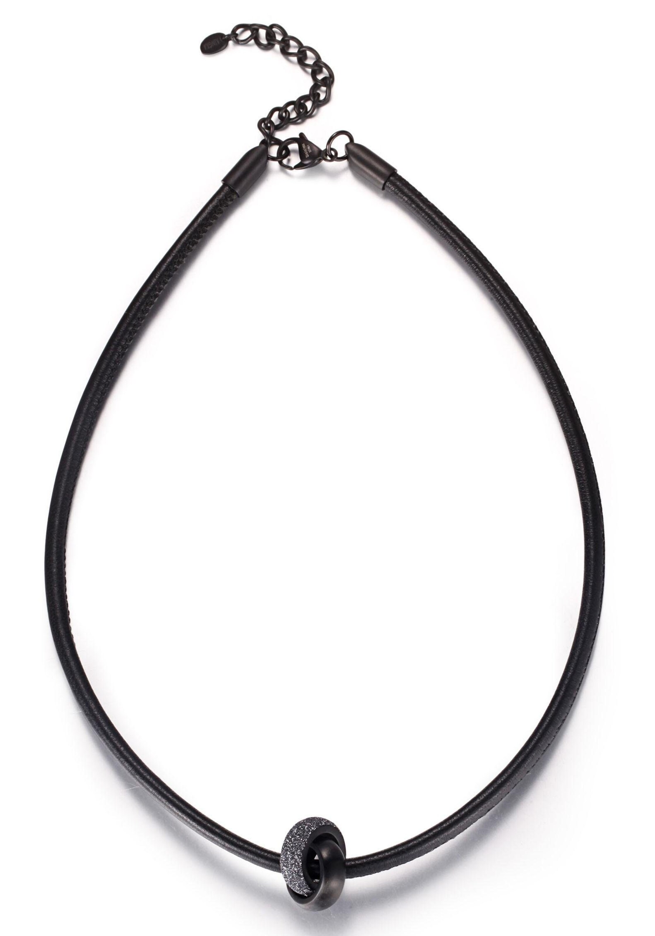 Kingka Necklace in Black: front