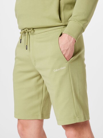 Calvin Klein Regular Shorts in Grün