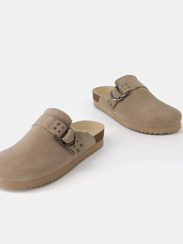 Bershka Clogs in Grau