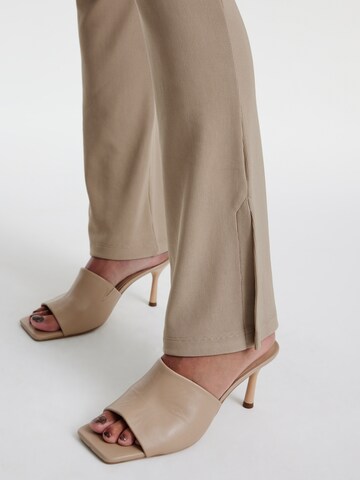 EDITED Flared Broek 'Zihna' in Beige