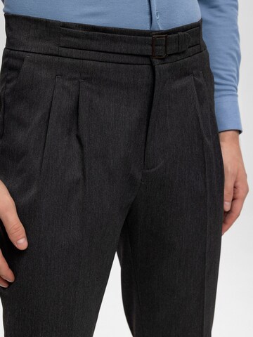 regular Pantaloni con pieghe di Antioch in grigio