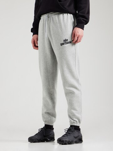 Tapered Pantaloni 'CLUB' di Nike Sportswear in grigio: frontale