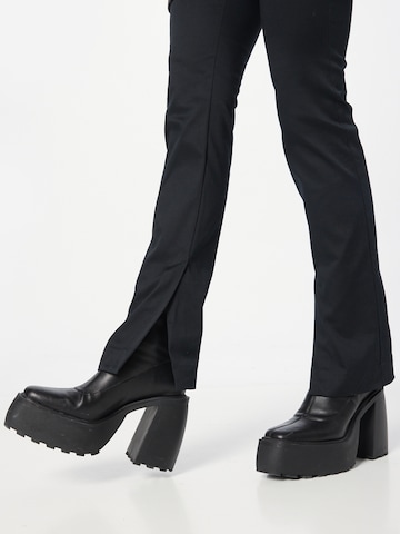 Coupe slim Pantalon Monki en noir