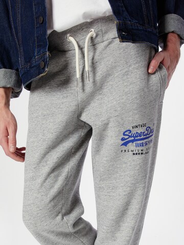 Superdry - Tapered Calças 'Heritage' em cinzento