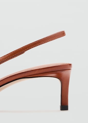 Décolleté sling 'AURA' di MANGO in marrone