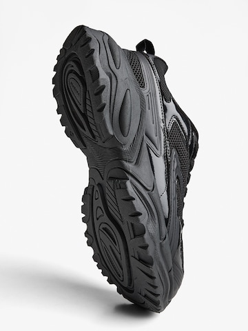 Sneaker low de la Bershka pe negru