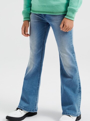 WE Fashion Flared Jeans in Blue: front