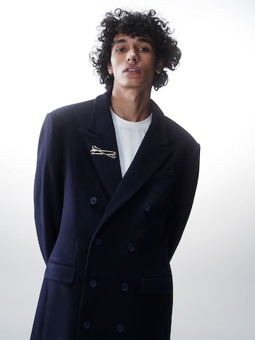 Luka Sabbat for ABOUT YOU Mantel 'Joshua' in Blau