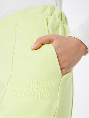 Tapered Pantaloni 'Patty' de la MADS NORGAARD COPENHAGEN pe verde