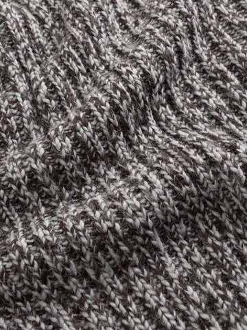 Next Pullover in Grau