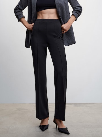 Regular Pantalon à plis 'AVAYA' MANGO en noir : devant