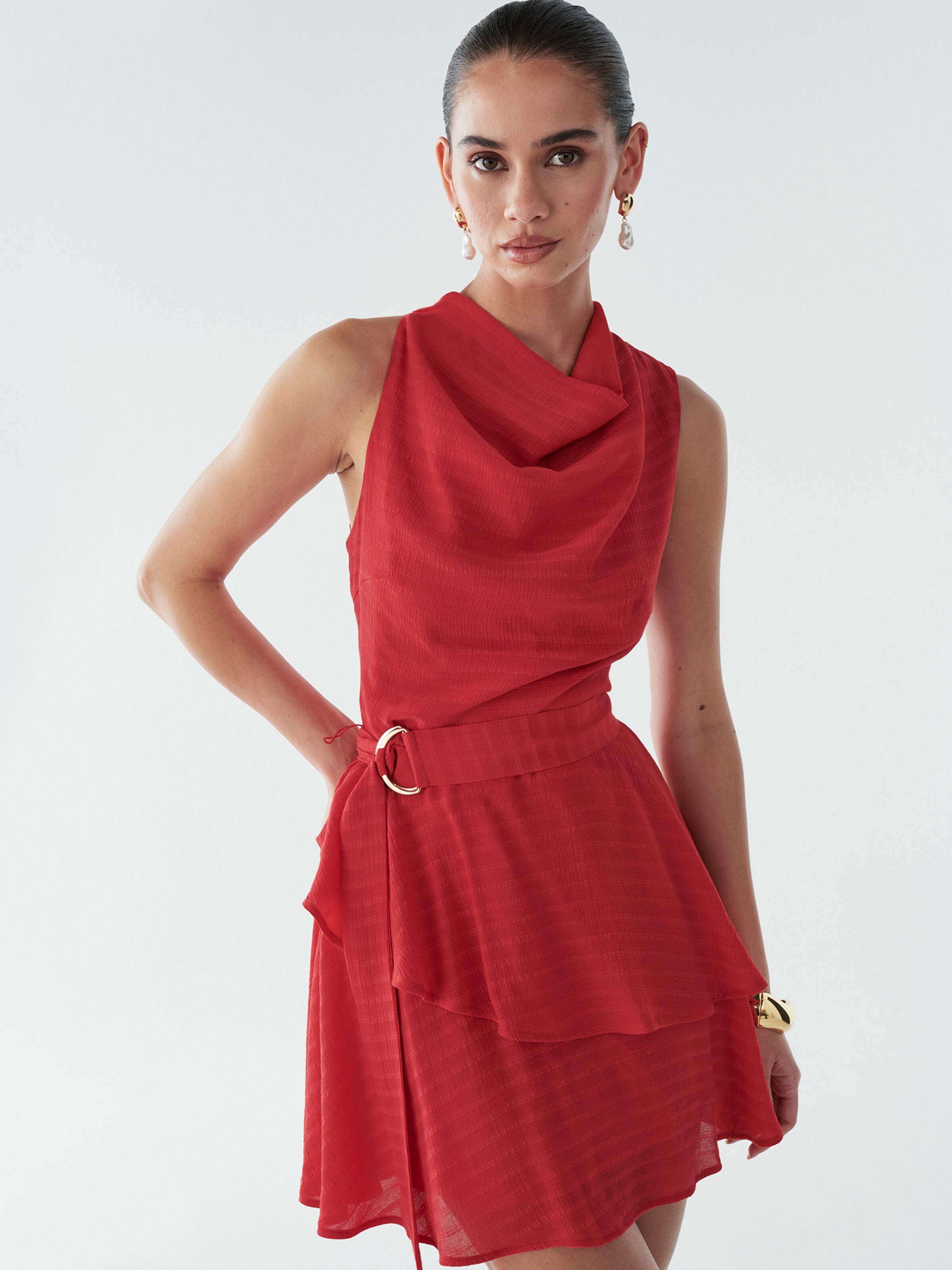 Robe 'Raya' BWLDR en Rouge ABOUT YOU