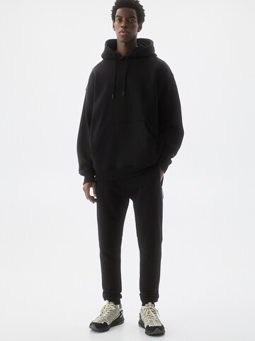 Pull&Bear Tapered Housut värissä musta