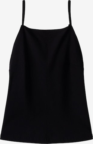 Top de la Bershka pe negru: față