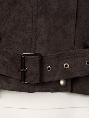 Veste mi-saison 'Vintage Cropped Suede Jacket with Belt' yoligex en gris