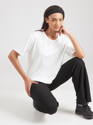 ONLY PLAY - Camiseta funcional 'ONPSTAY' en blanco: frente