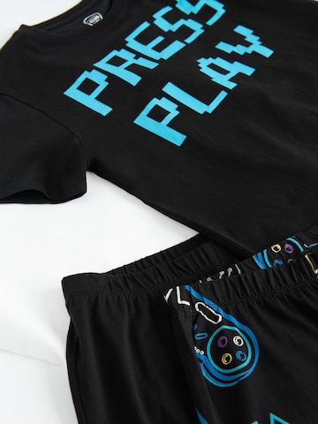 Pijamale de la Cool Club pe negru