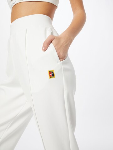 Effilé Pantalon de sport 'Heritage' NIKE en blanc