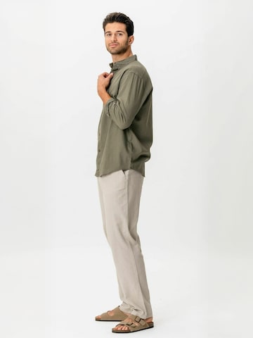 Coupe regular Chemise ' Linen Blend ' TEESHOPPEN en vert