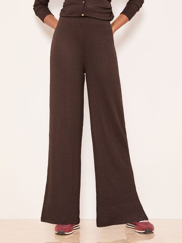 regular Pantaloni di Lipsy in marrone: frontale