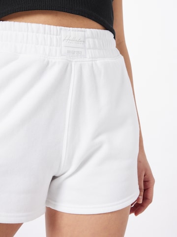Regular Pantaloni de la HOLLISTER pe alb