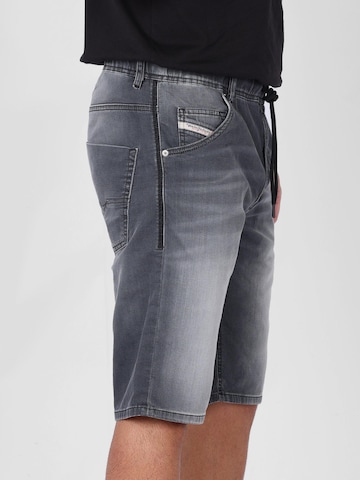 regular Jeans 'D-Krooley-Short Light & Superstretch JoggJeans' di DIESEL in grigio