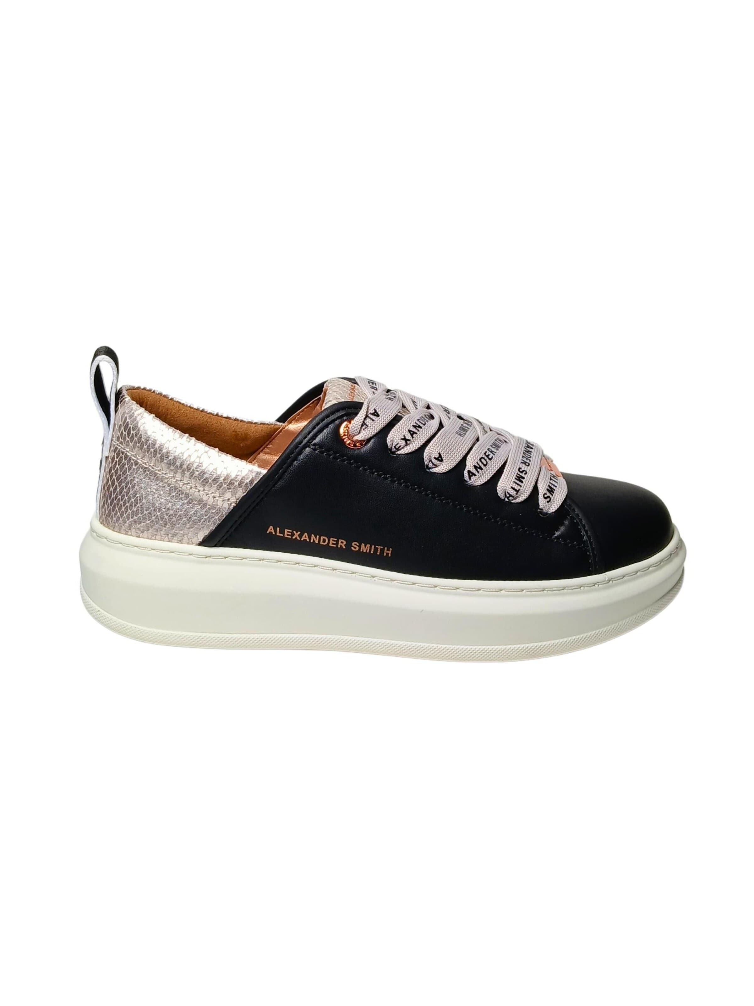 Baskets basses Alexander Smith en noir : devant