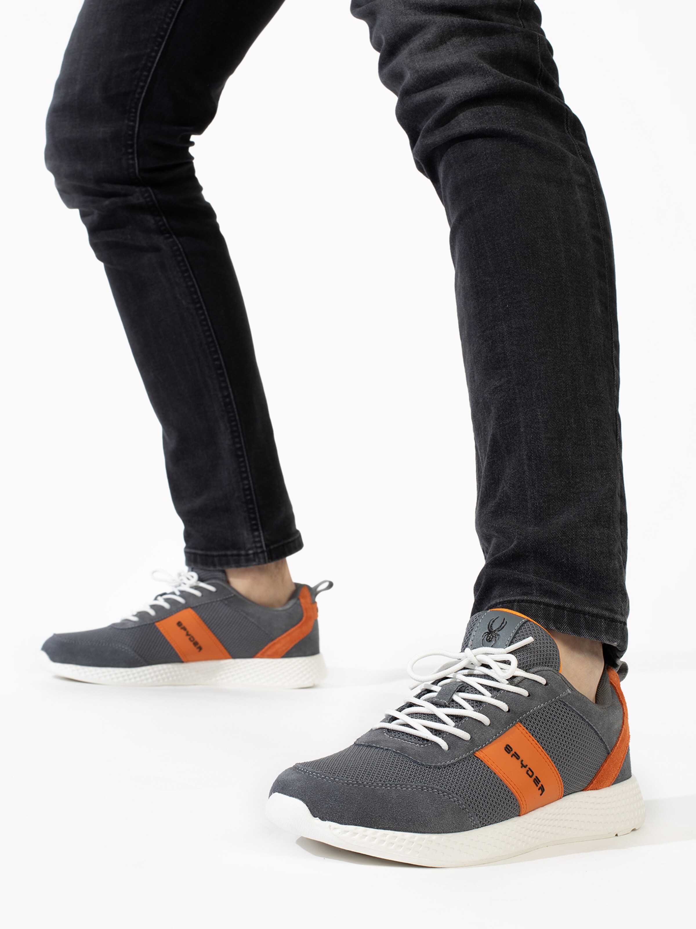 Baskets basses 'Alfa' Spyder en gris : devant