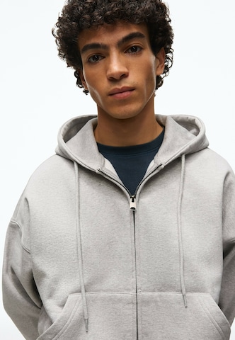 Giacca di felpa di Bershka in grigio