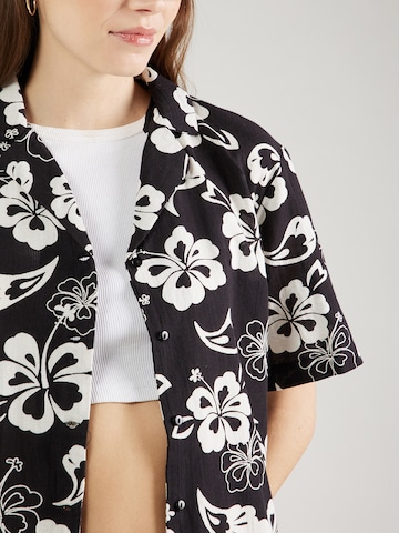 PIECES Blus 'ALOHA' i svart