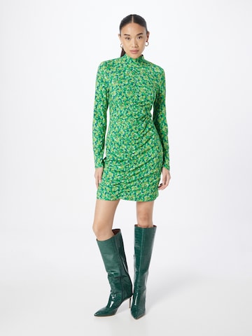 GLAMOROUS - Vestido en verde: frente