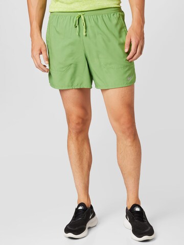 Regular Pantalon de sport 'STRIDE' NIKE en vert : devant